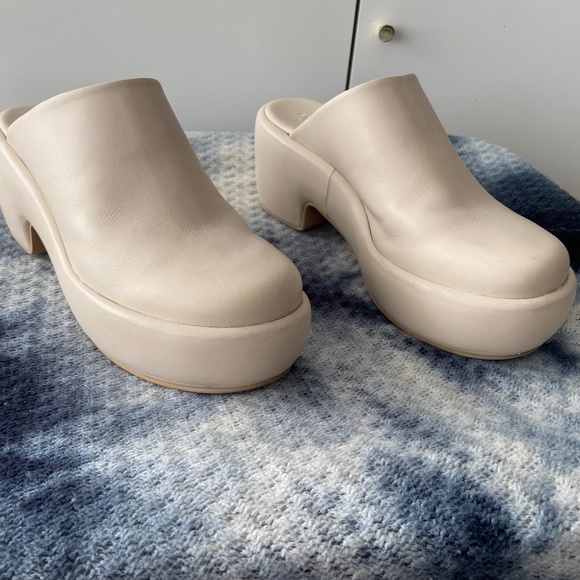 Everlane Puffa Clogs, size 10, cream - Picture 2 of 5